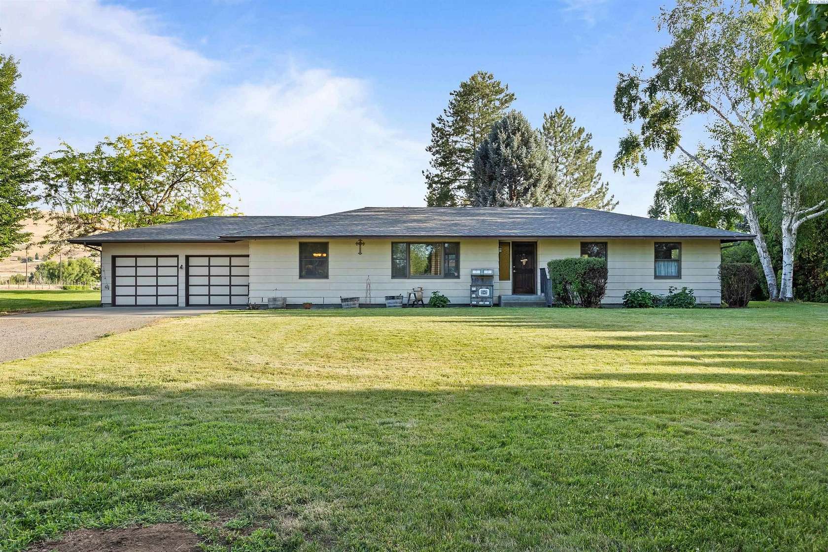 1.72 Acres of Land with Home for Sale in Prosser, Washington