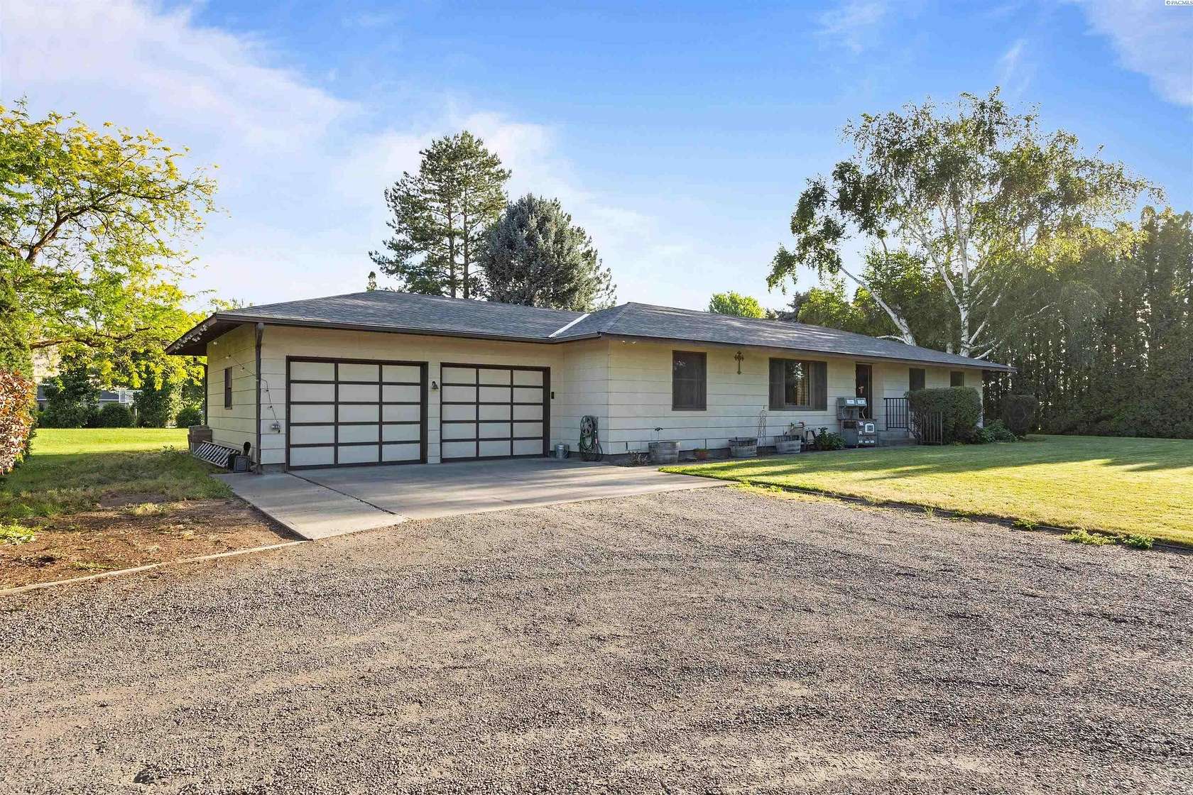 1.72 Acres of Land with Home for Sale in Prosser, Washington