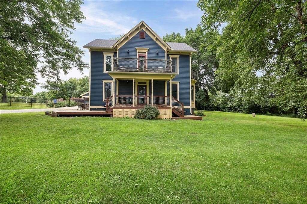 13.7 Acres of Land with Home for Sale in Fontana, Kansas