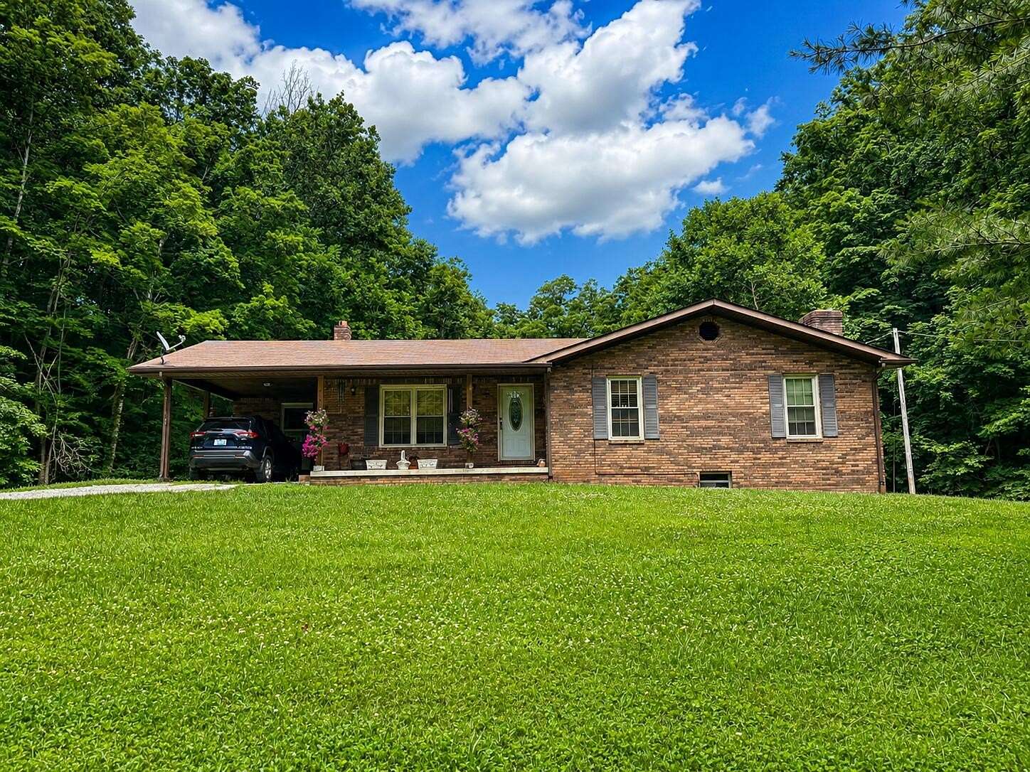 17 Acres of Land with Home for Sale in Yosemite, Kentucky