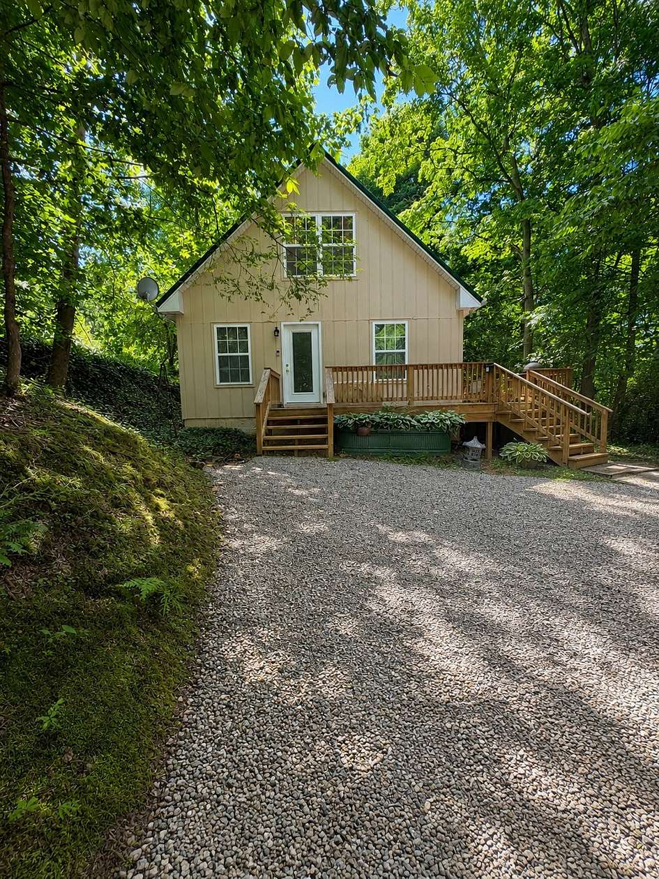 5.47 Acres of Land with Home for Sale in Westmoreland, Tennessee
