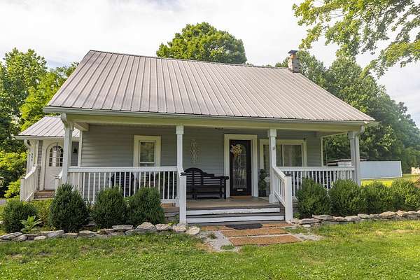 1.73 Acres of Land with Home for Sale in Bethpage, Tennessee