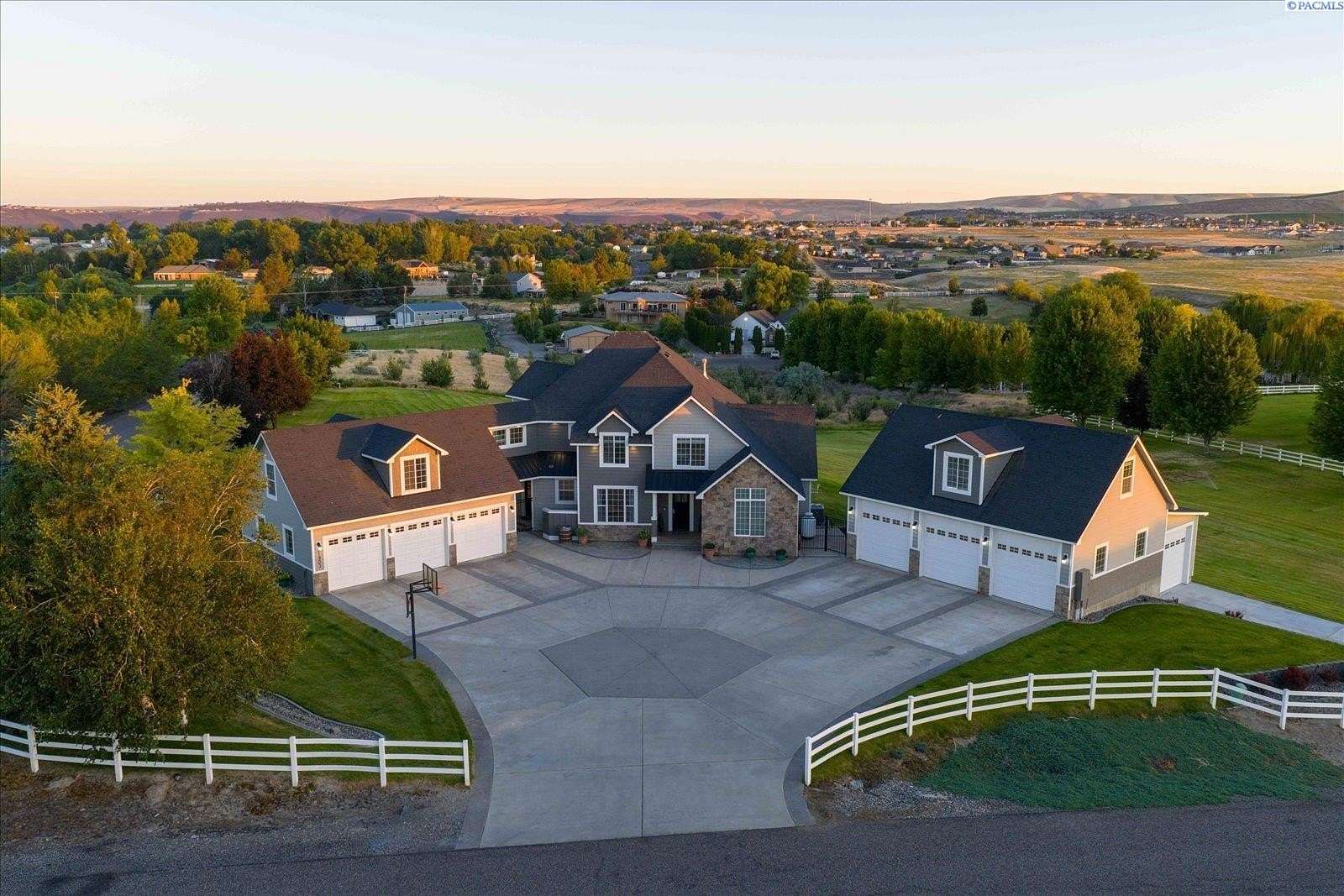 2.5 Acres of Land with Home for Sale in Kennewick, Washington