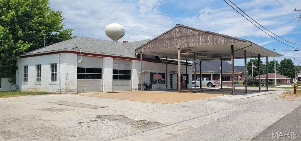 1.65 Acres of Improved Mixed-Use Land for Sale in Red Bud, Illinois