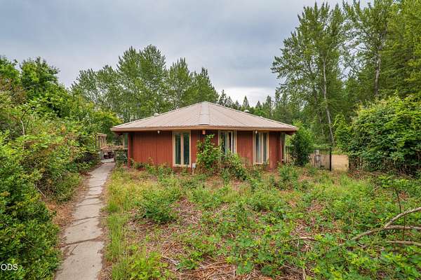 8.2 Acres of Land with Home for Sale in Rogue River, Oregon