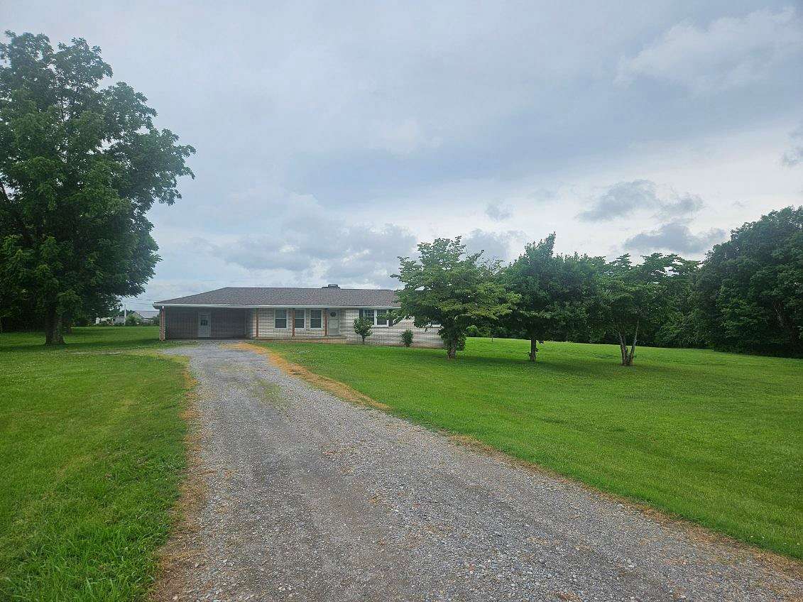 6.4 Acres of Land with Home for Lease in Springfield, Tennessee