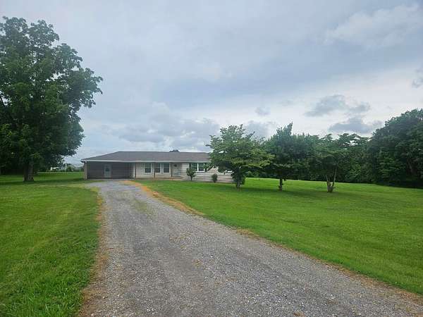 6.4 Acres of Land with Home for Lease in Springfield, Tennessee