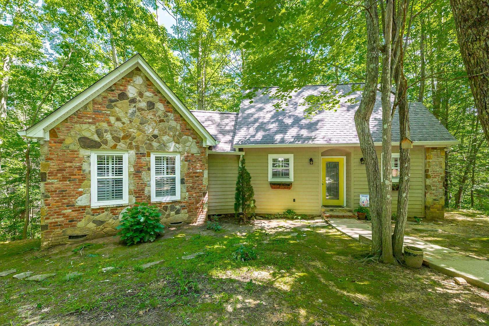 2.27 Acres of Land with Home for Sale in Signal Mountain, Tennessee