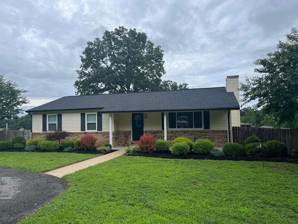 1.62 Acres of Land with Home for Sale in Paris, Tennessee