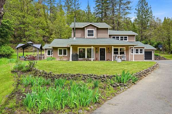 28 Acres of Land with Home for Sale in Rogue River, Oregon