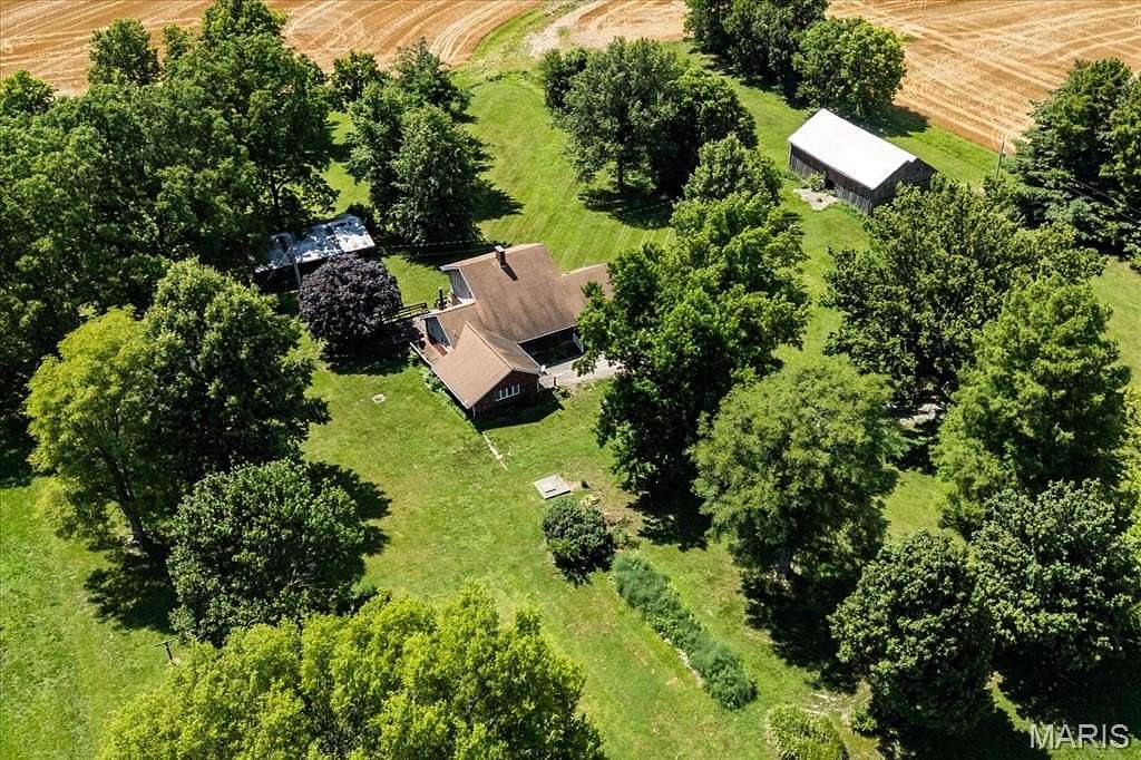 4.5 Acres of Land with Home for Sale in Oakdale, Illinois