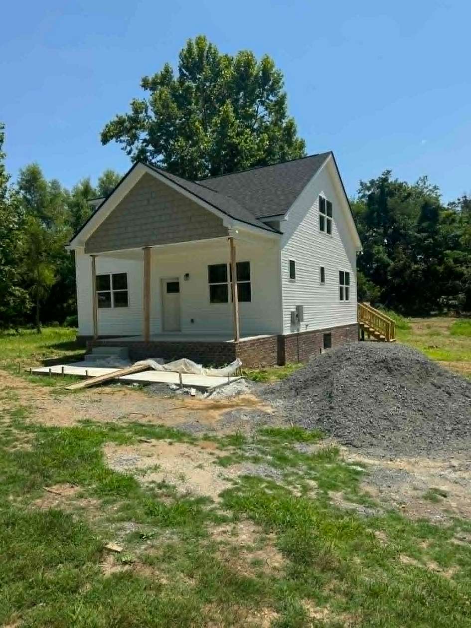 1.7 Acres of Land with Home for Sale in Springfield, Tennessee