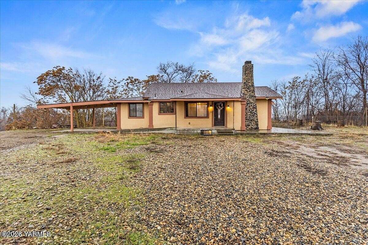 9 Acres of Land with Home for Sale in Granger, Washington