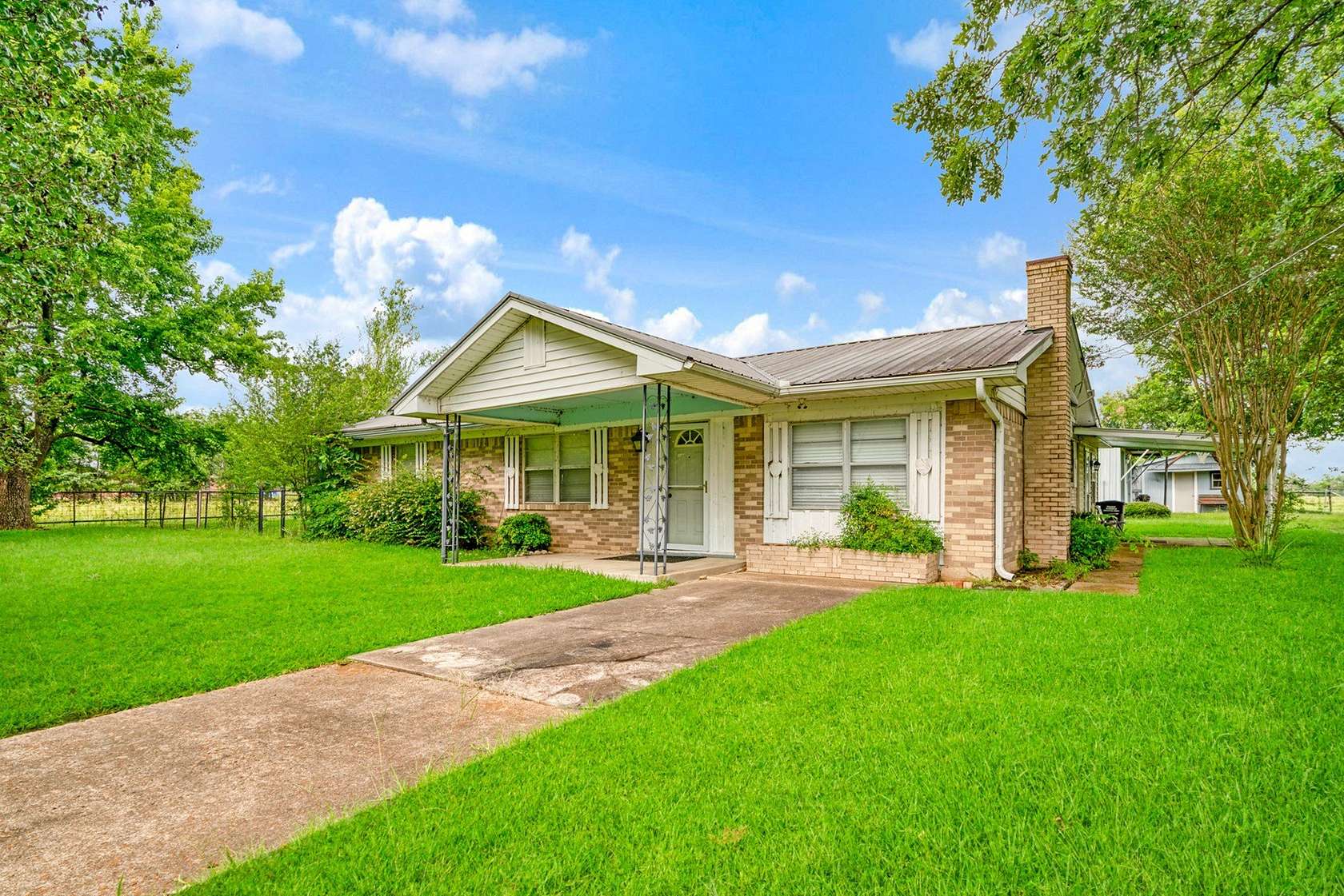 15 Acres of Land with Home for Sale in Paris, Texas