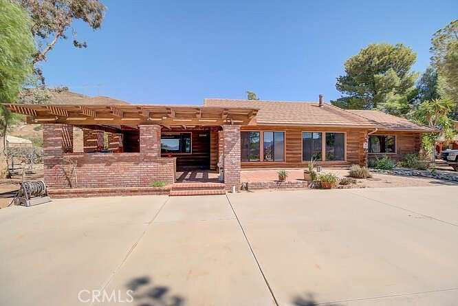 2.66 Acres of Land with Home for Lease in Agua Dulce, California