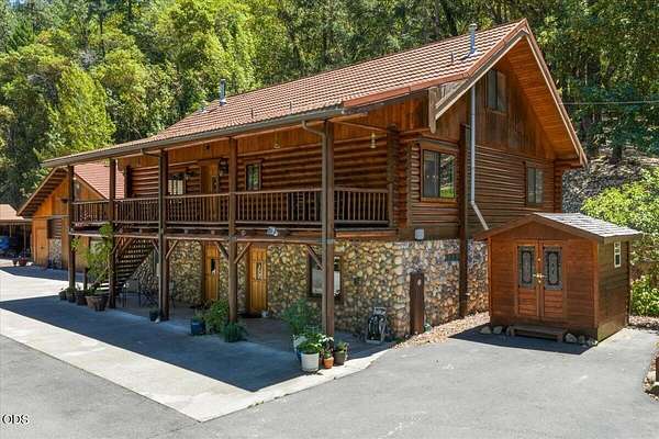 2.88 Acres of Land with Home for Sale in Grants Pass, Oregon