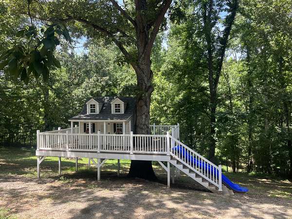 6 Acres of Land with Home for Sale in Palmyra, Tennessee