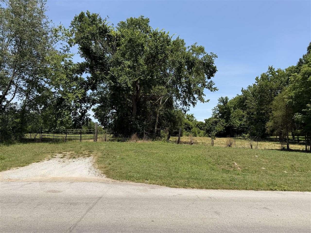 10 Acres of Mixed-Use Land for Sale in Bowling Green, Kentucky