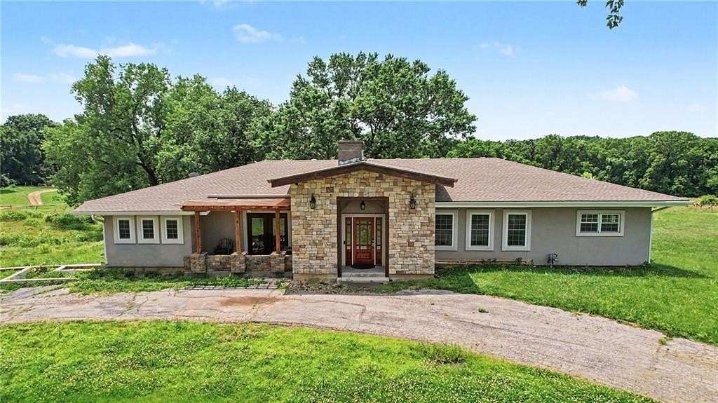 10.3 Acres of Land with Home for Sale in Kansas City, Kansas