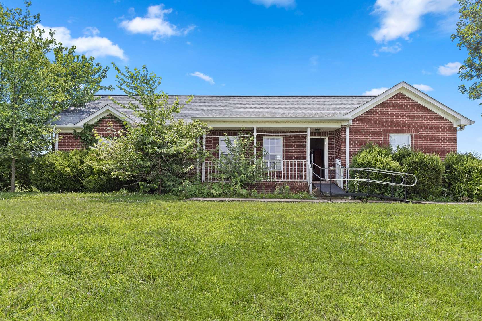 1.59 Acres of Land with Home for Sale in Springfield, Tennessee