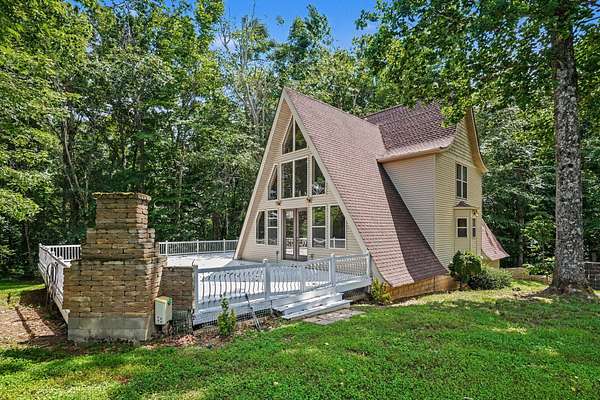 5.2 Acres of Land with Home for Sale in Westmoreland, Tennessee
