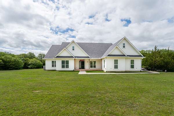 10 Acres of Improved Residential Land for Sale in Bells, Texas