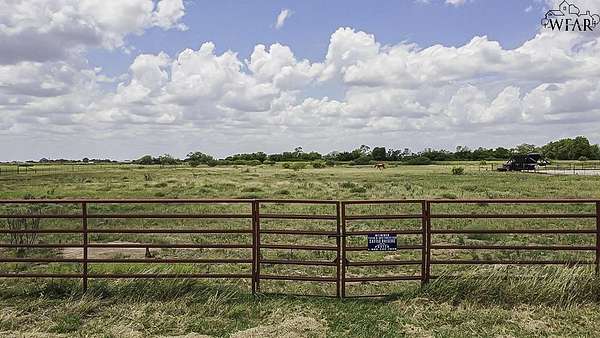 5.32 Acres of Residential Land for Sale in Iowa Park, Texas