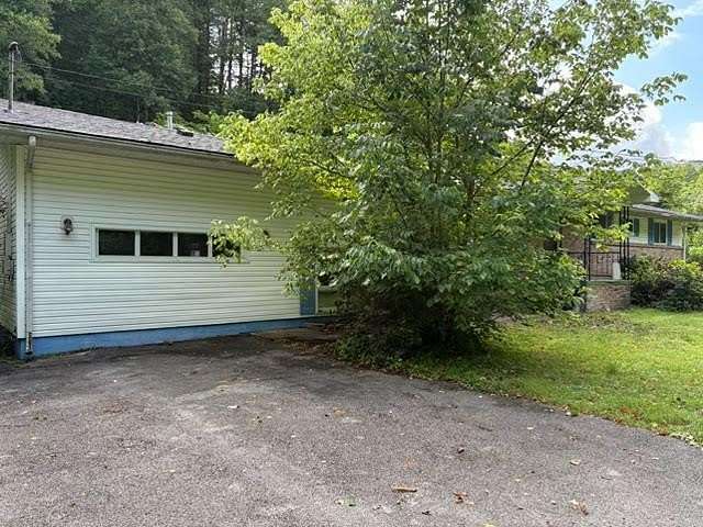 1.5 Acres of Land with Home for Sale in Canada, Kentucky