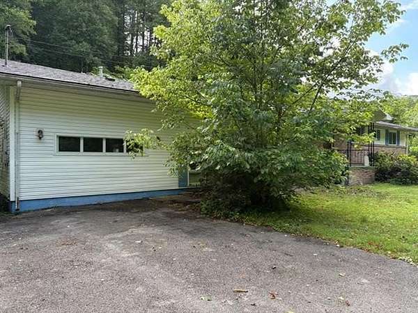 1.5 Acres of Land with Home for Sale in Canada, Kentucky
