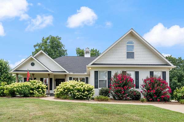 5.49 Acres of Land with Home for Sale in Columbia, Tennessee