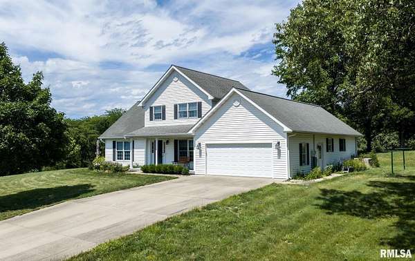 22 Acres of Land with Home for Sale in Du Quoin, Illinois