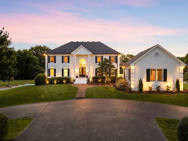 12 Acres of Land with Home for Sale in Franklin, Tennessee