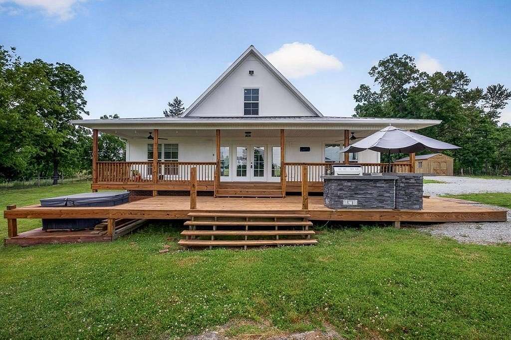 122 Acres of Land with Home for Sale in Baxter, Tennessee