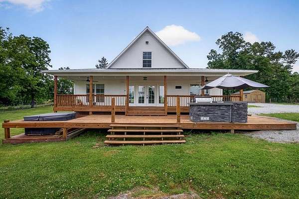 122 Acres of Land with Home for Sale in Baxter, Tennessee