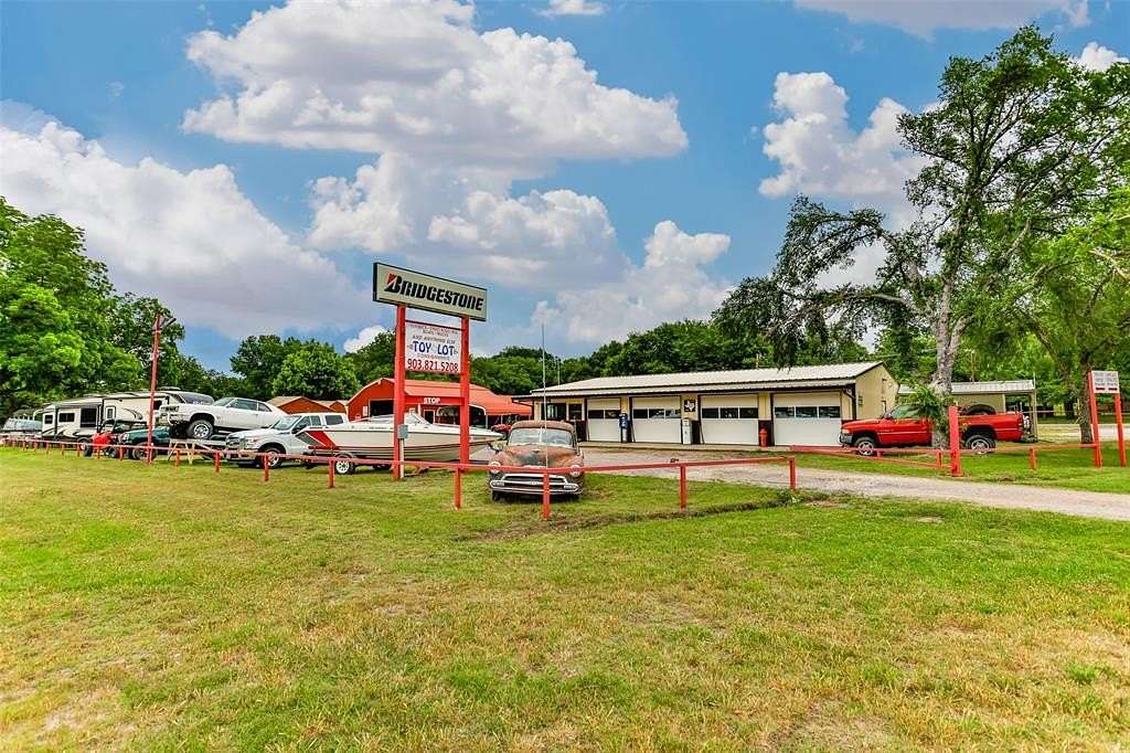 4 Acres of Improved Mixed-Use Land for Sale in Whitesboro, Texas