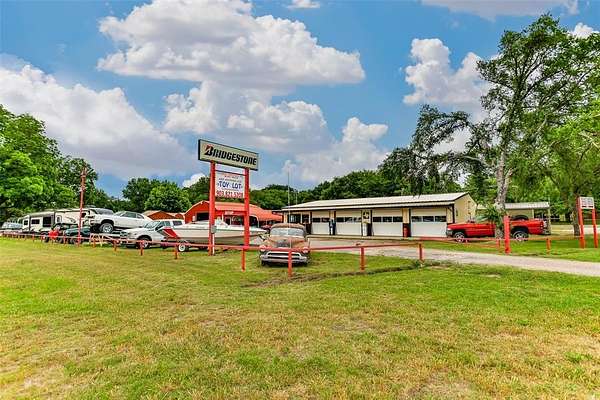 4 Acres of Improved Mixed-Use Land for Sale in Whitesboro, Texas