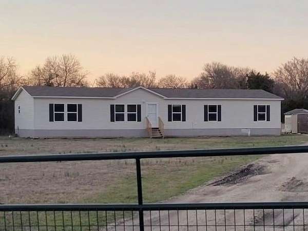 8 Acres of Land with Home for Lease in Trenton, Texas