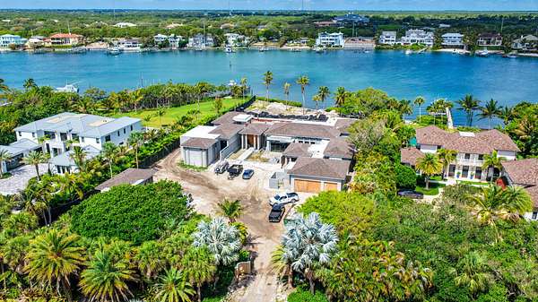 1.64 Acres of Land with Home for Sale in Jupiter Island, Florida