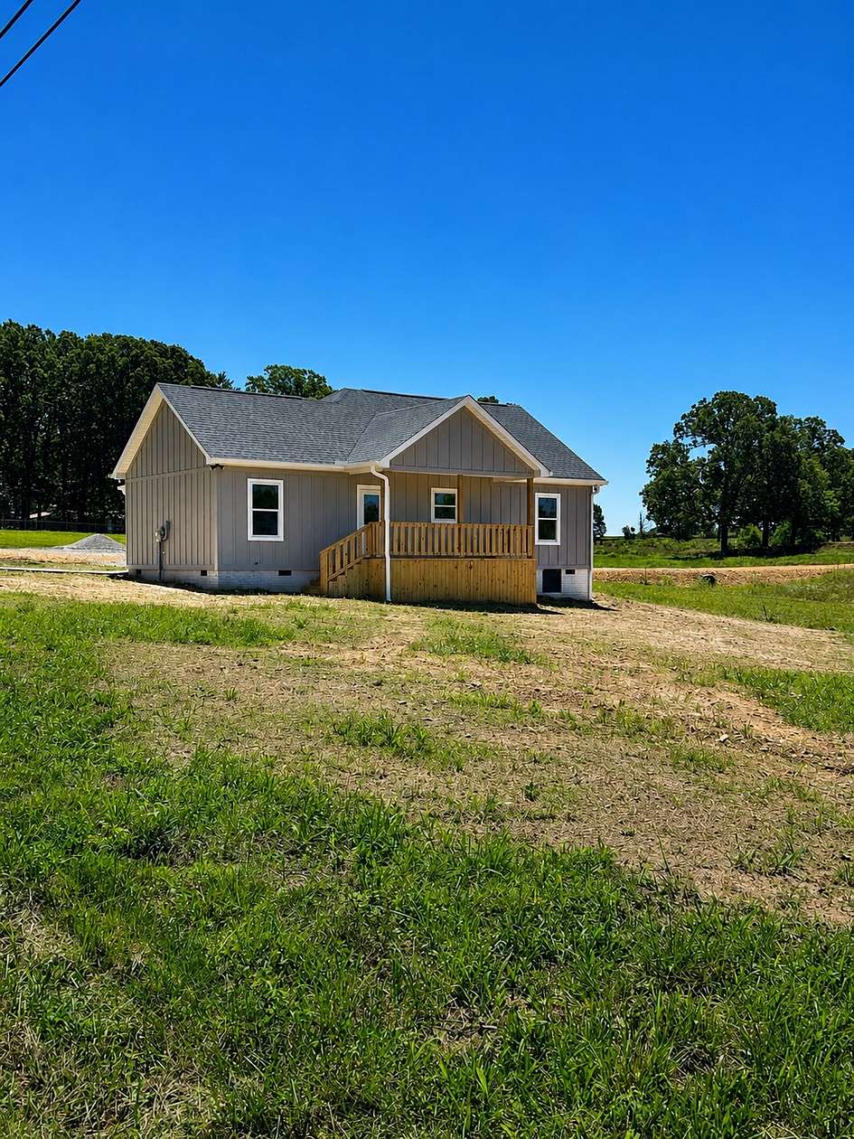 1.6 Acres of Land with Home for Sale in Lawrenceburg, Tennessee