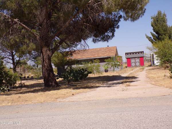 1.5 Acres of Land with Home for Lease in Palmdale, California