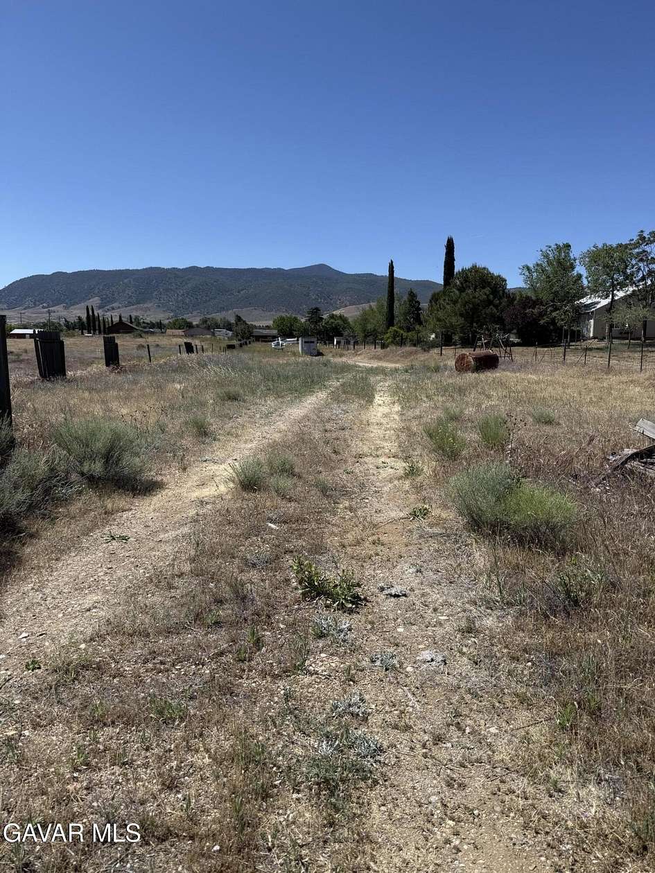 0.96 Acres of Residential Land for Sale in Tehachapi, California