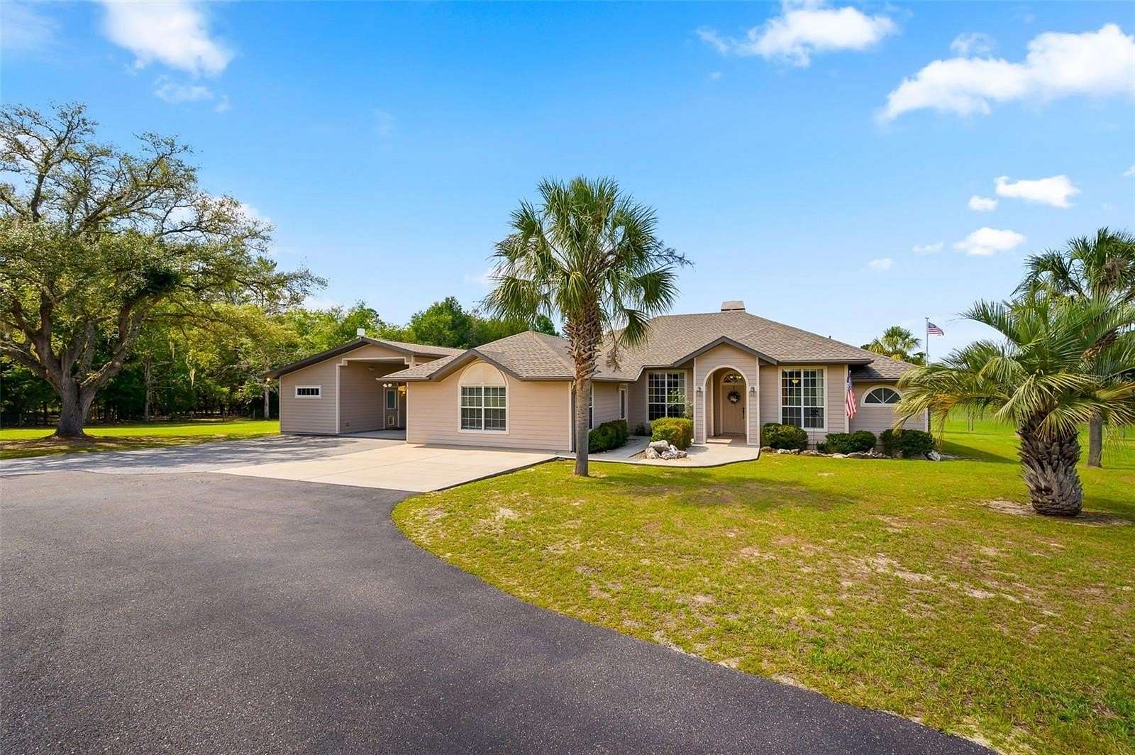 4.82 Acres of Land with Home for Sale in Trenton, Florida