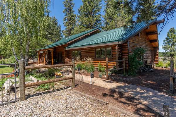 104 Acres of Land with Home for Sale in Chiloquin, Oregon
