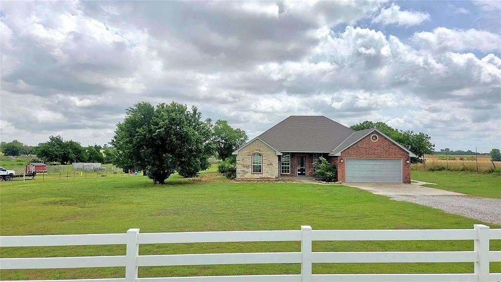 7.54 Acres of Land with Home for Sale in Union City, Oklahoma