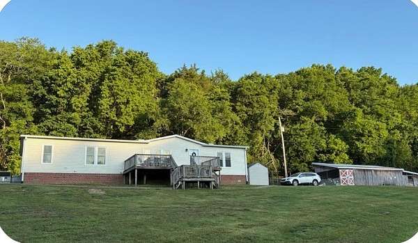17.4 Acres of Land with Home for Sale in Bethpage, Tennessee