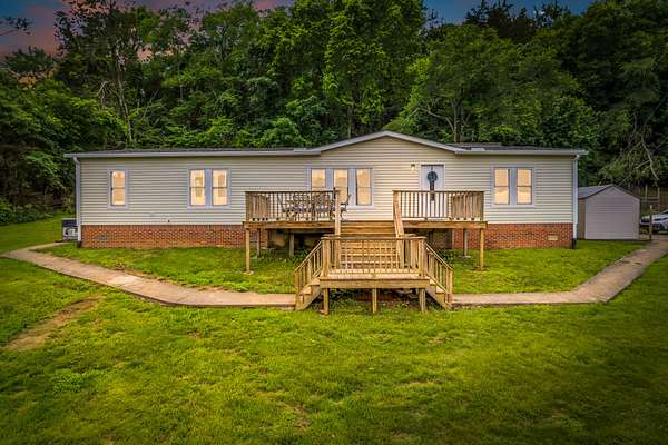 17.4 Acres of Land with Home for Sale in Bethpage, Tennessee
