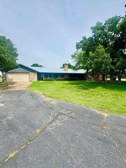 2.5 Acres of Land with Home for Lease in Paradise, Texas