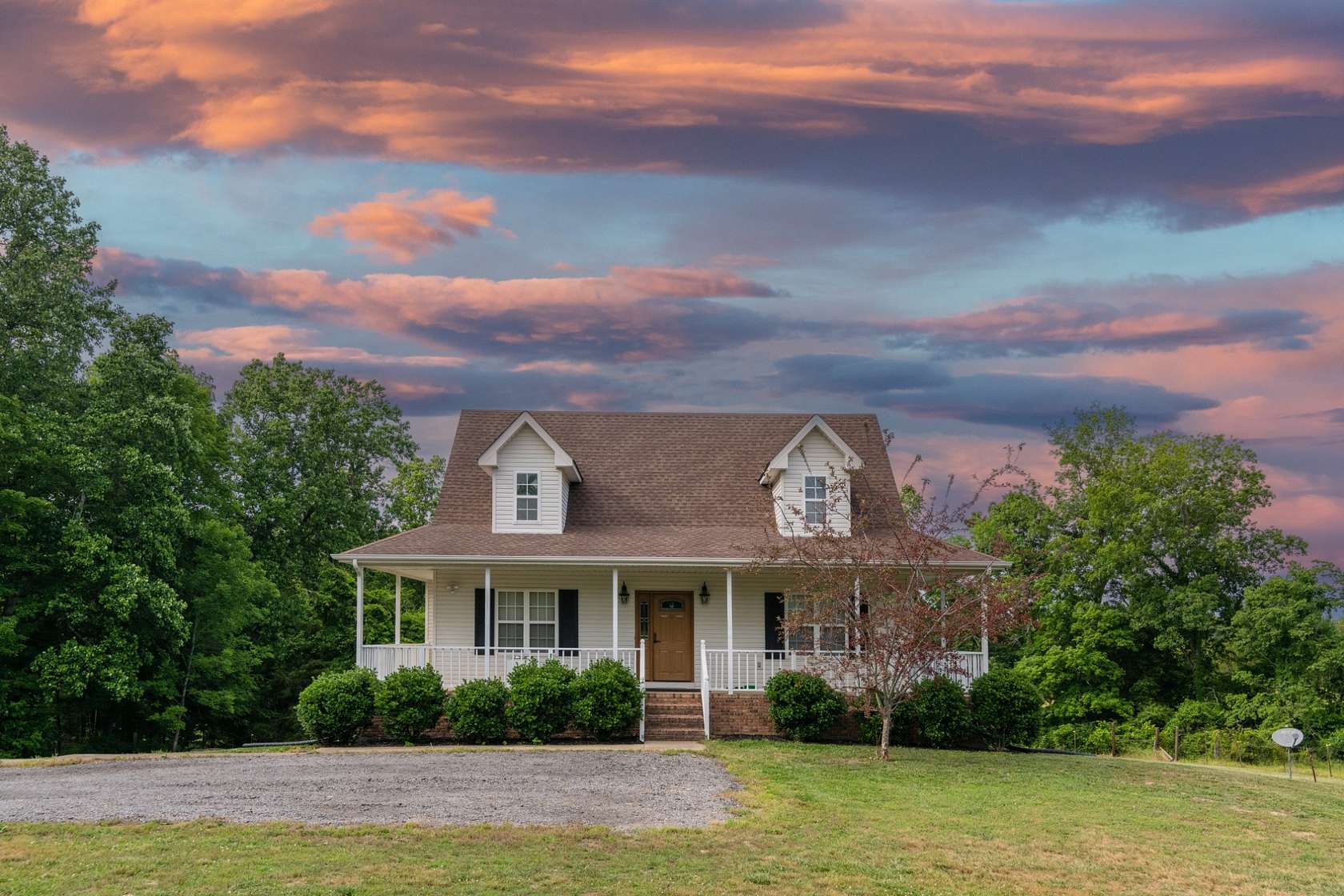 9.4 Acres of Land with Home for Sale in Charlotte, Tennessee
