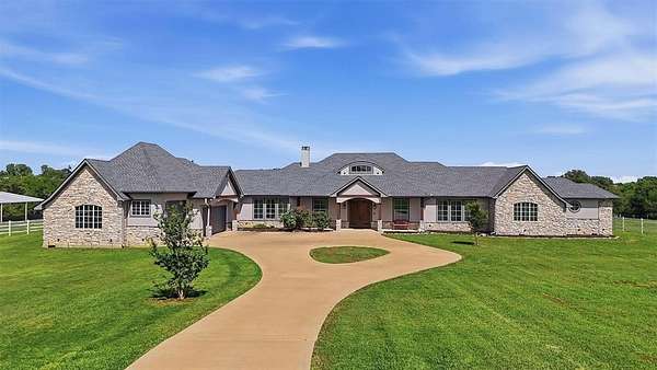 20 Acres of Land with Home for Sale in Whitesboro, Texas