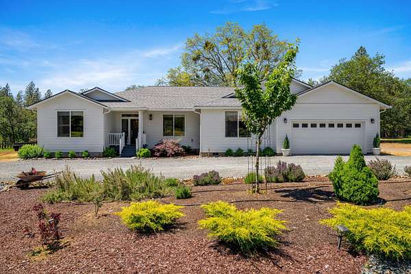 3.59 Acres of Land with Home for Sale in Grants Pass, Oregon
